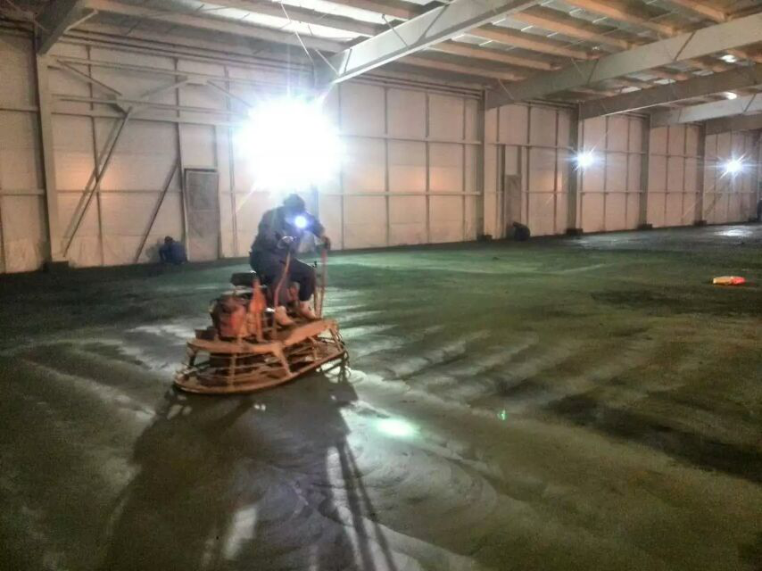 駕駛式抹光機(jī)抹光施工 駕駛式抹光機(jī)抹光施工
